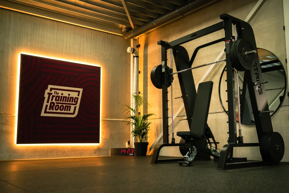 Interieur The Training Room fitnesszaal met krachtapparatuur